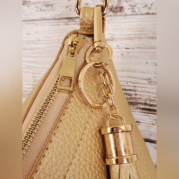 Pyramid-shaped Wristlet - Picture 3 of 12